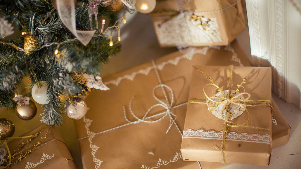 Golden Christmas decorations with large details and a beautiful matching presents